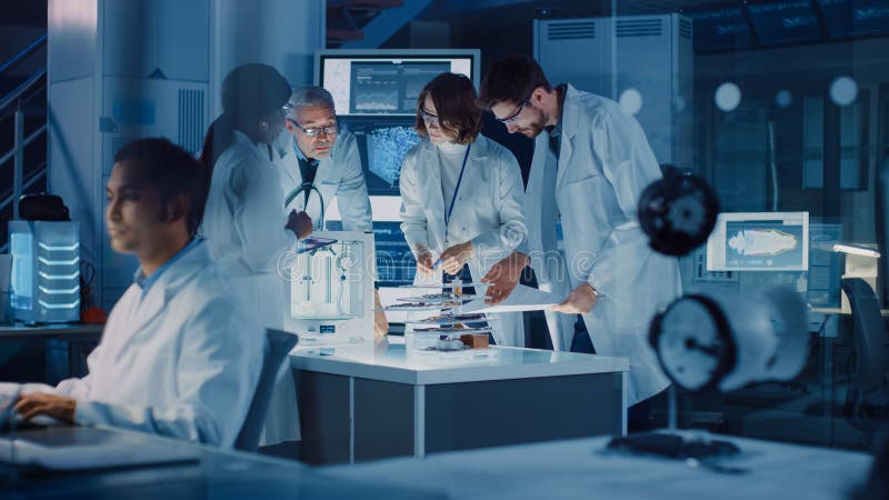 技术研究实验室 : 工业科学家工程师们的多元化团队 库存照片