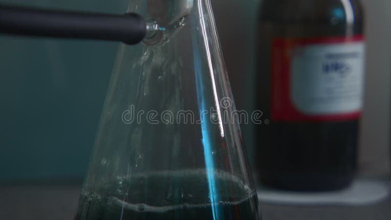 把化学液倒入瓶中. 库存. 液体灌装实验室瓶. 化学 股票录像