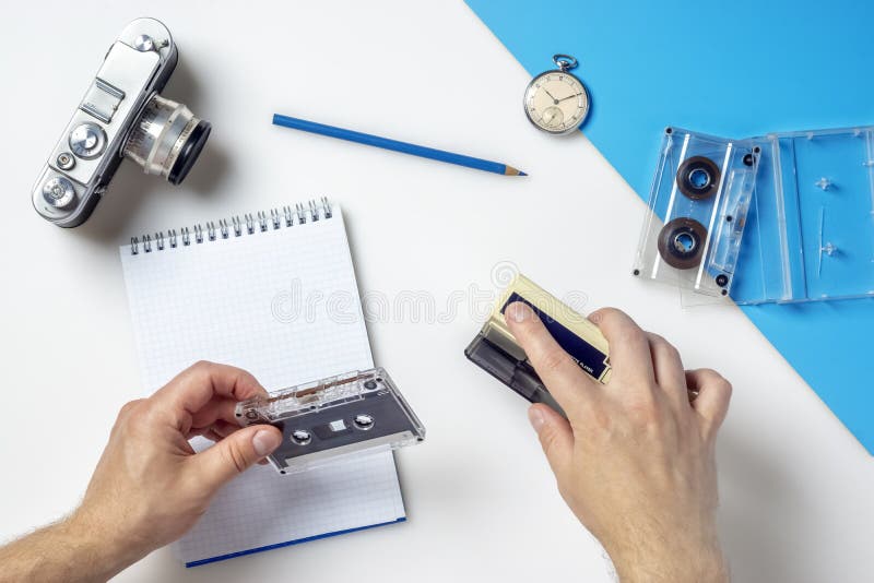 把复古录音带手杆插入旧音乐播放器 免版税库存照片 把复古录音带手杆插入旧音乐播放器 免版税库存照片