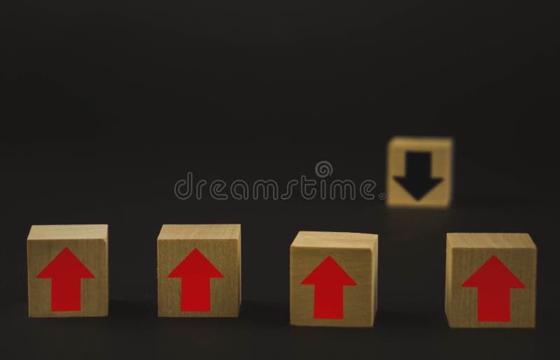 把木立方体块放的手在顶面与面对相对于黑箭头的红色箭头的金字塔木块上 以不同 库存照片 把木立方体块放的手在顶面与面对相对于黑箭头的红色箭头的金字塔木块上 以不同 库存照片