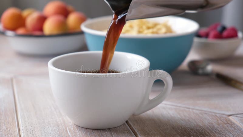 把热黑咖啡倒进杯子里 股票视频