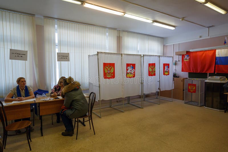 投票站在用于2018年3月18日的俄国总统选举的学校 市Balashikha,莫斯科地区,俄罗斯 库存照片 投票站在用于2018年3月18日的俄国总统选举的学校 市Balashikha,莫斯科地区,俄罗斯 库存照片