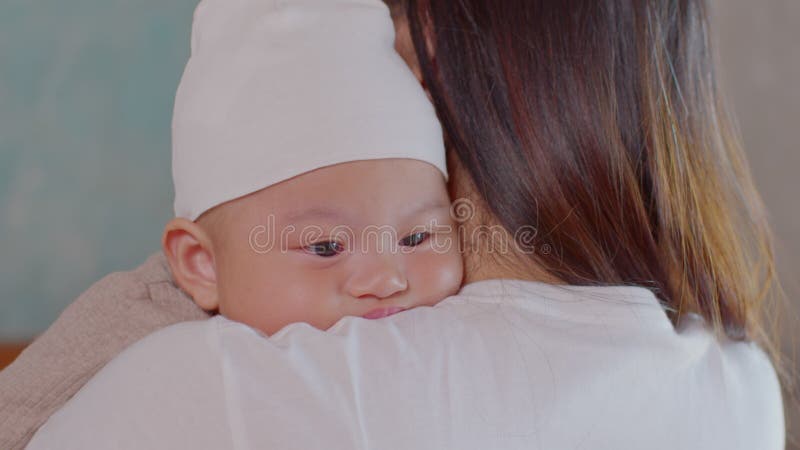抱着小男孩抱着他，享受母亲的生活. 儿子靠在妈妈的肩上，昏昏欲睡. 切口 影视素材 - 视频 包括有 妈妈, 聚会所: 243470818