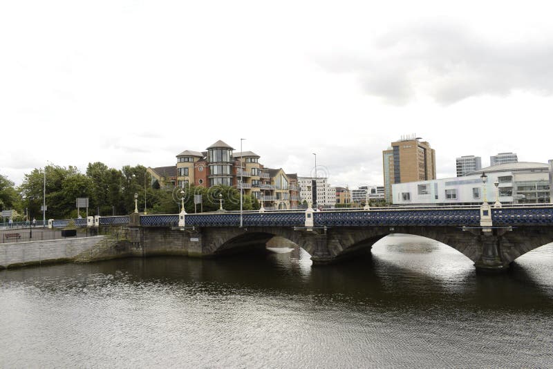 拉格河上的皇后桥 免版税图库摄影