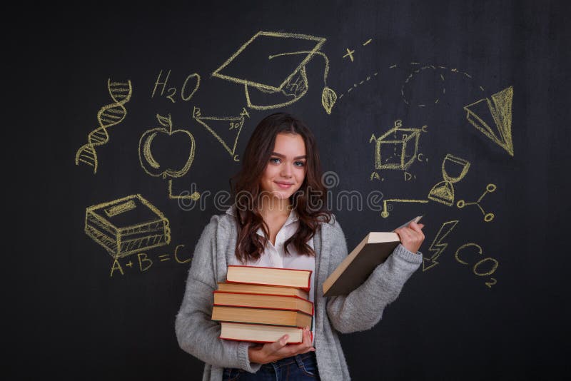 拿着堆书的女孩,坚持有想法的标志的一个委员会,科学和知识 免版税库存图片 拿着堆书的女孩,坚持有想法的标志的一个委员会,科学和知识 免版税库存图片