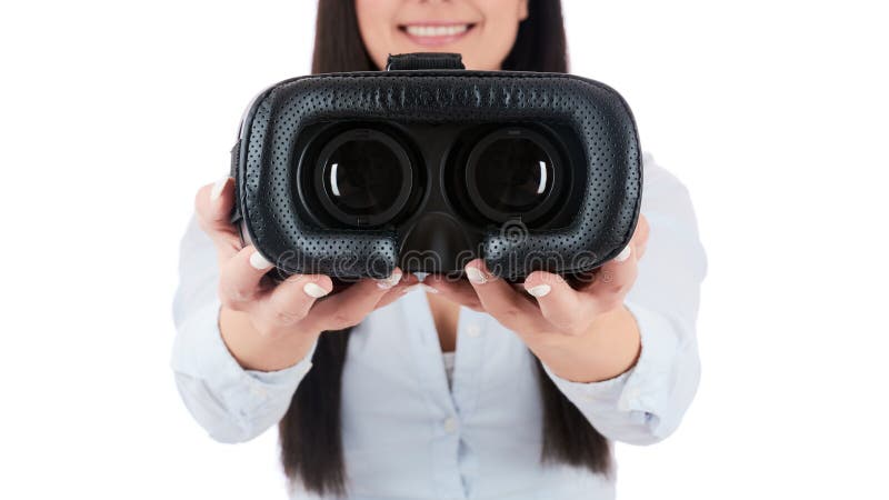 拿着虚拟现实耳机的年轻可爱的妇女 免版税库存照片