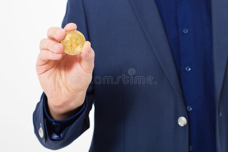 拿着金bitcoin硬币的衣服的人被隔绝在白色背景 复制空间并且嘲笑 选择聚焦和企业成功 免版税库存照片 拿着金bitcoin硬币的衣服的人被隔绝在白色背景 复制空间并且嘲笑 选择聚焦和企业成功 免版税库存照片
