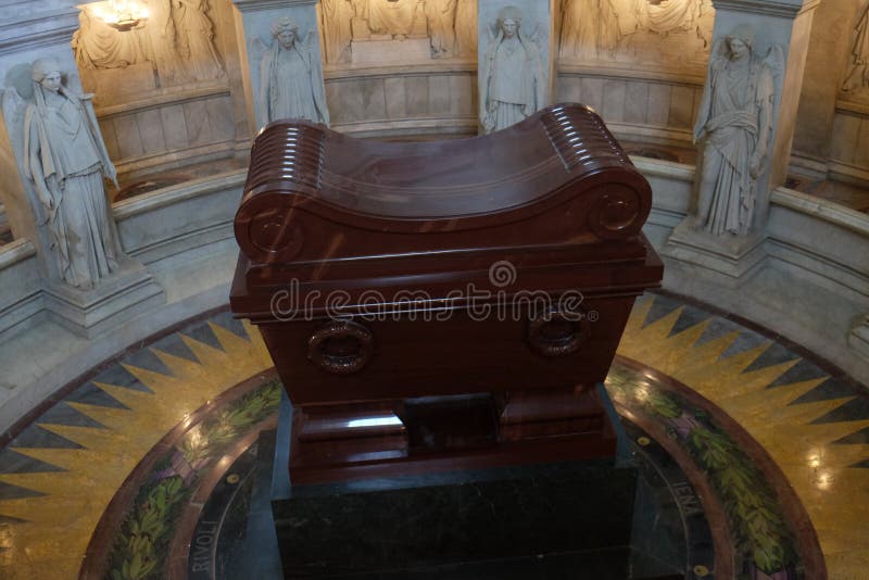 拿破仑的坟墓，圣路易斯des Invalides，巴黎大教堂库存图片