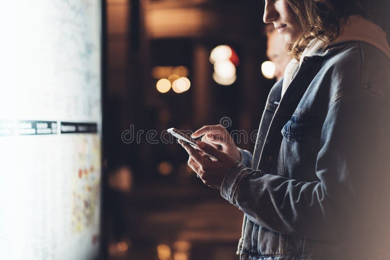指向在屏幕智能手机的女孩手指在夜大气城市地图,使用在女性手的行家的背景灯箱和 库存照片 指向在屏幕智能手机的女孩手指在夜大气城市地图,使用在女性手的行家的背景灯箱和 库存照片