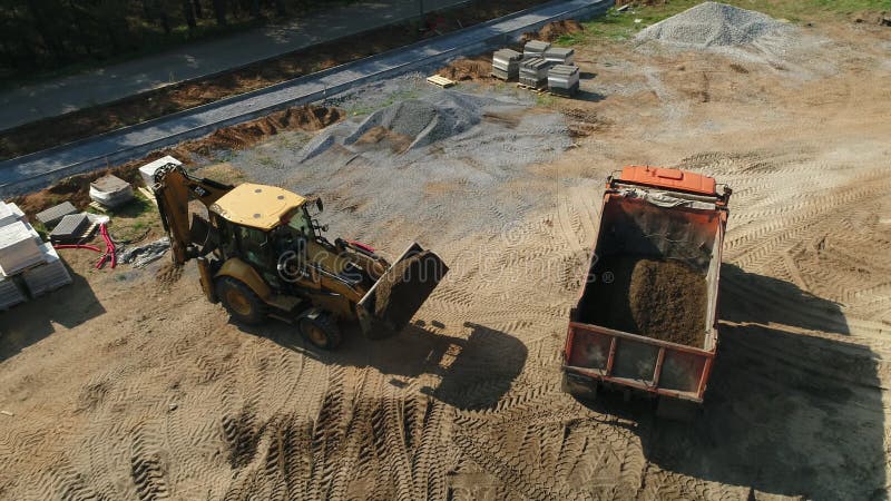 挖掘机穿越沙质建筑工地