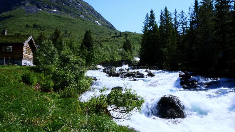 挪威山上雪融后白水急流 美丽的石质河川咆哮下山