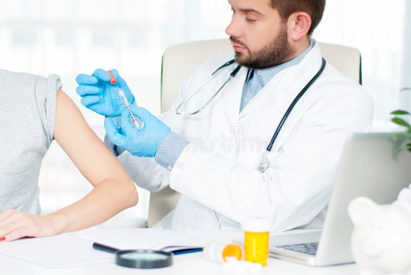接种 流感预防针 篡改注射流感疫苗到耐心` s胳膊 库存图片 接种 流感预防针 篡改注射流感疫苗到耐心` s胳膊 库存图片
