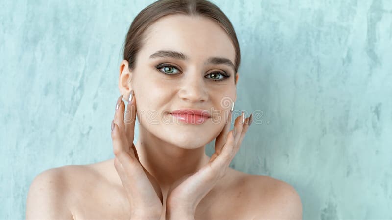 接触她的面孔的秀丽模型 Skincare概念