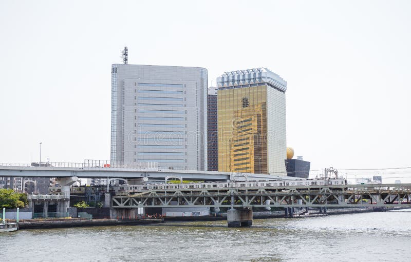 接近东京天空树的河边区大厦 免版税库存图片 接近东京天空树的河边区大厦 免版税库存图片
