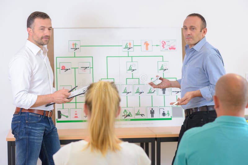 提供疏散信息的男子 图库摄影