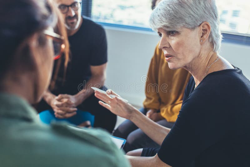 提出她的在见面的妇女想法 免版税库存图片
