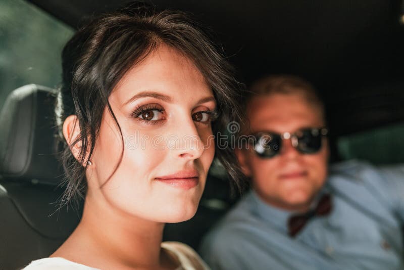 握在时髦的黑汽车的豪华典雅的婚姻的夫妇手 华美的新娘和英俊的新郎减速火箭的样式的 库存照片 握在时髦的黑汽车的豪华典雅的婚姻的夫妇手 华美的新娘和英俊的新郎减速火箭的样式的 库存照片