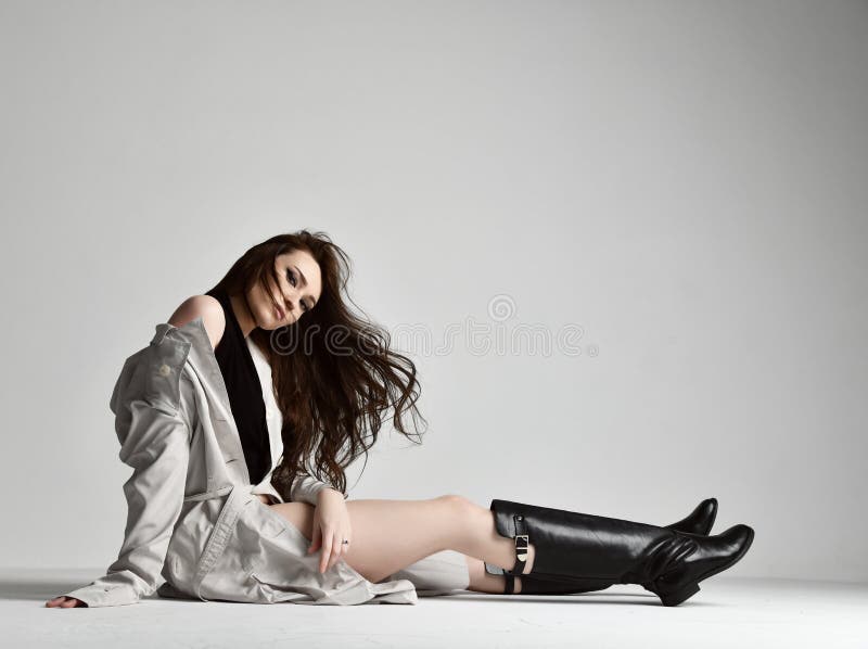 摆在富启示性的夹克和冬天起动黑白图片的行家妇女 库存照片
