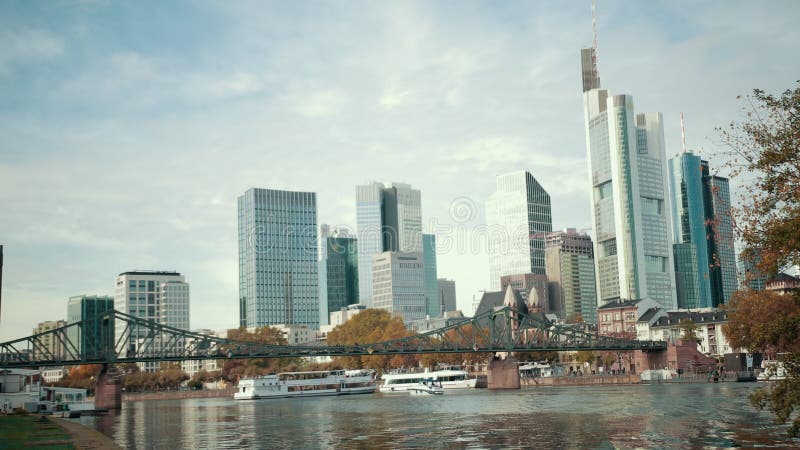 摩天河与公园的都市全景 德国，法兰克福