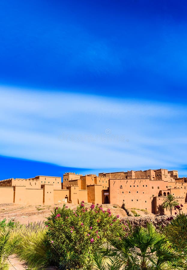 摩洛哥瓦尔扎特东部Kasbah Taourirt传统建筑 垂直 复制文本的空间 免版税库存图片 摩洛哥瓦尔扎特东部Kasbah Taourirt传统建筑 垂直 复制文本的空间 免版税库存图片