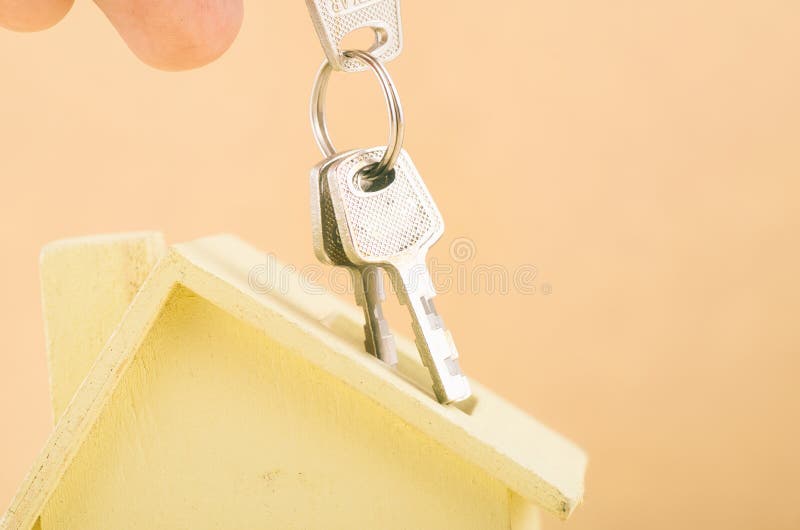 播种的手藏品钥匙串房屋贷款和财务的 免版税图库摄影 播种的手藏品钥匙串房屋贷款和财务的 免版税图库摄影