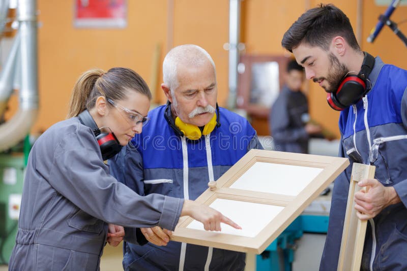 老师检查门边的家具 图库摄影