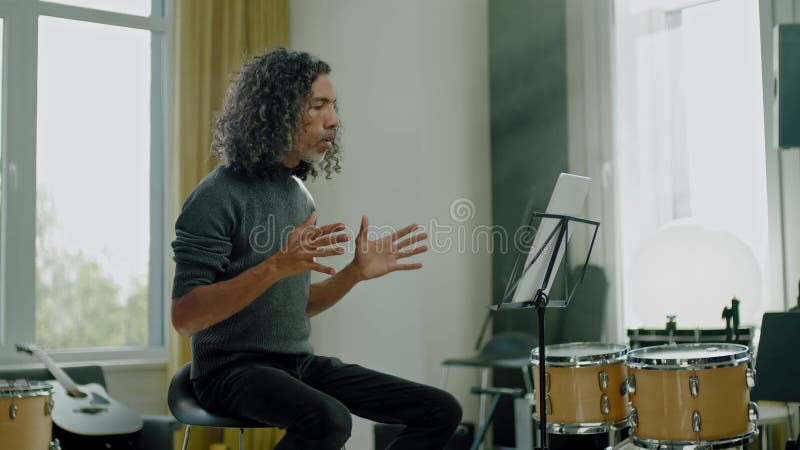 教师通过在线视频通话与学生交谈 影视素材