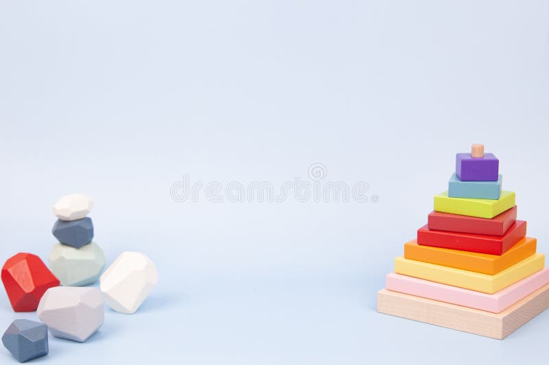 教育木童玩具背景. 蒙台梭利玩具，专门用于教育和感官游戏 免版税库存照片