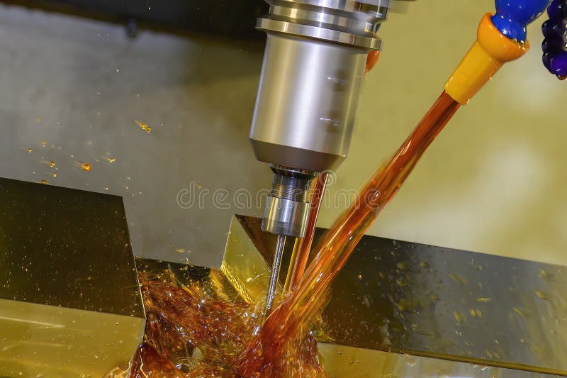 数控铣床切割轮胎模具零件 库存照片