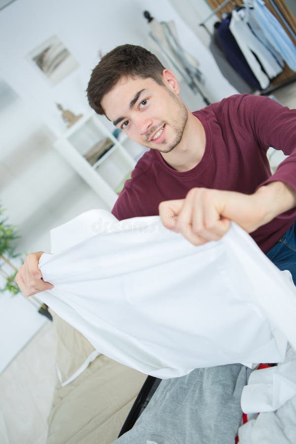 男人在整理衣柜 图库摄影