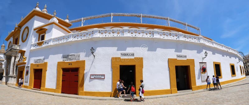 斗牛竞技场,斗牛场-广场de Toros在塞维利亚,Real Maestranza de Caballeria de塞维利亚,西班牙门面 免版税库存照片 斗牛竞技场,斗牛场-广场de Toros在塞维利亚,Real Maestranza de Caballeria de塞维利亚,西班牙门面 免版税库存照片