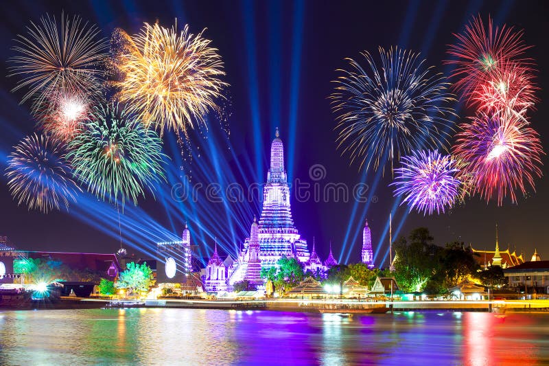 新年好2016年,在Wat ArunTemple,烟花, W的读秒2016年 免版税库存照片 新年好2016年,在Wat ArunTemple,烟花, W的读秒2016年 免版税库存照片