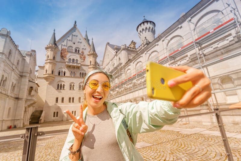 新天鹅堡内院自拍女孩 德欧旅游目的地概念 库存照片 新天鹅堡内院自拍女孩 德欧旅游目的地概念 库存照片