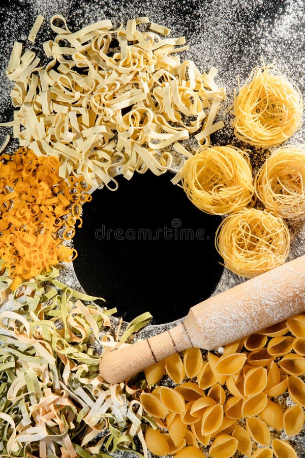 新鲜煮好的意大利面，躺在涂满面粉的黑色表面上 意大利面 塔利亚特尔 生意大利面 意大利面食 库存图片