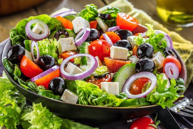 新鲜蔬菜希腊人沙拉 在木背景的健康食物