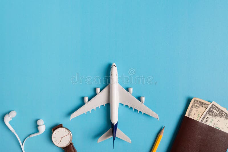 旅行的概念的准备,手表,飞机,金钱,护照,铅笔,书 库存照片 旅行的概念的准备,手表,飞机,金钱,护照,铅笔,书 库存照片