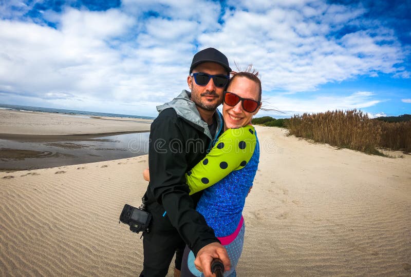旅行愉快的夫妇做自画象selfie在沙滩 库存照片 旅行愉快的夫妇做自画象selfie在沙滩 库存照片