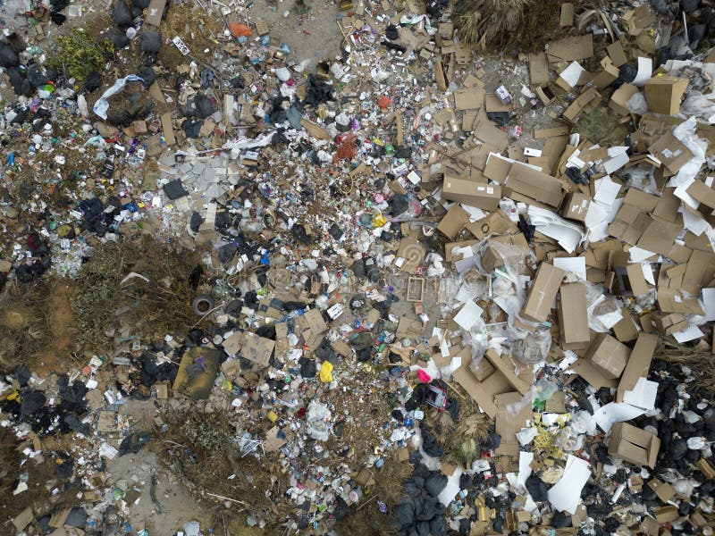 无人机高空俯视大型垃圾堆垃圾堆或垃圾堆或垃圾填埋场山地垃圾堆