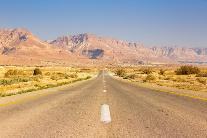 无尽的道路行驶着空旷的沙漠风景无限的孤独无尽的距离