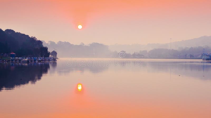 日出美丽的景色在Xuan Huong湖，大叻，越南的