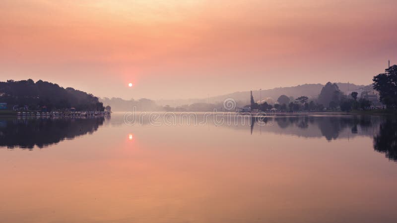 日出美丽的景色在Xuan Huong湖，大叻，越南的