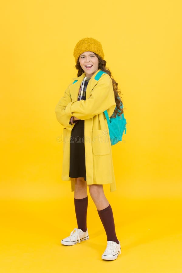日常学校生活服 感觉凉爽时尚 秋季时装 穿着时髦帽子和外套的小女孩 库存照片 日常学校生活服 感觉凉爽时尚 秋季时装 穿着时髦帽子和外套的小女孩 库存照片