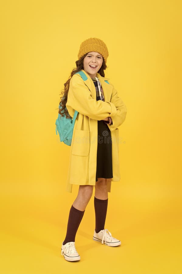 日常学校生活服 感觉凉爽时尚 秋季时装 穿着时髦帽子和外套的小女孩 免版税库存图片 日常学校生活服 感觉凉爽时尚 秋季时装 穿着时髦帽子和外套的小女孩 免版税库存图片