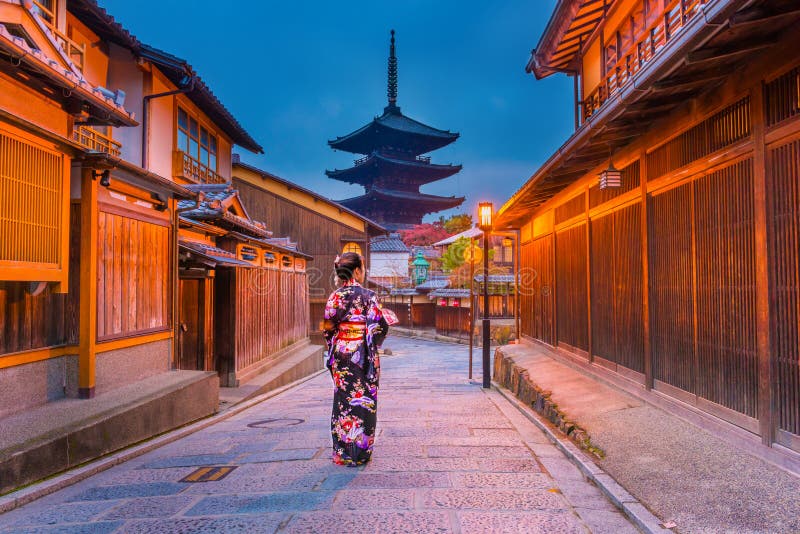 日本京都八坂寺和坂山街及老宅中,穿着日本传统和服的亚裔妇女 免版税库存照片 日本京都八坂寺和坂山街及老宅中,穿着日本传统和服的亚裔妇女 免版税库存照片