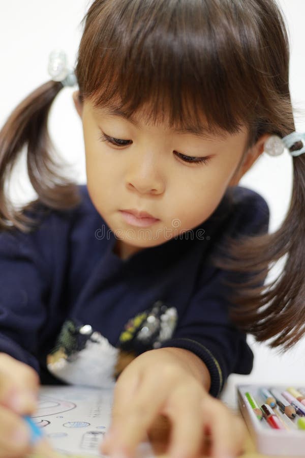 日本女孩画着色素书 免版税库存照片