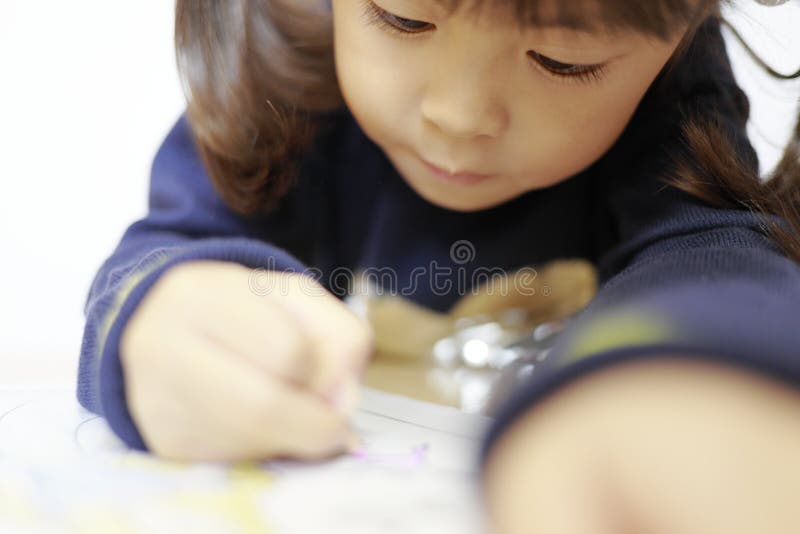 日本女孩画着色素书 免版税库存图片