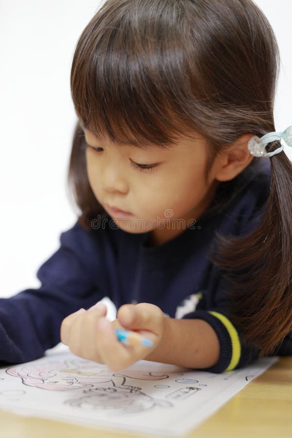 日本女孩画着色素书 免版税库存照片