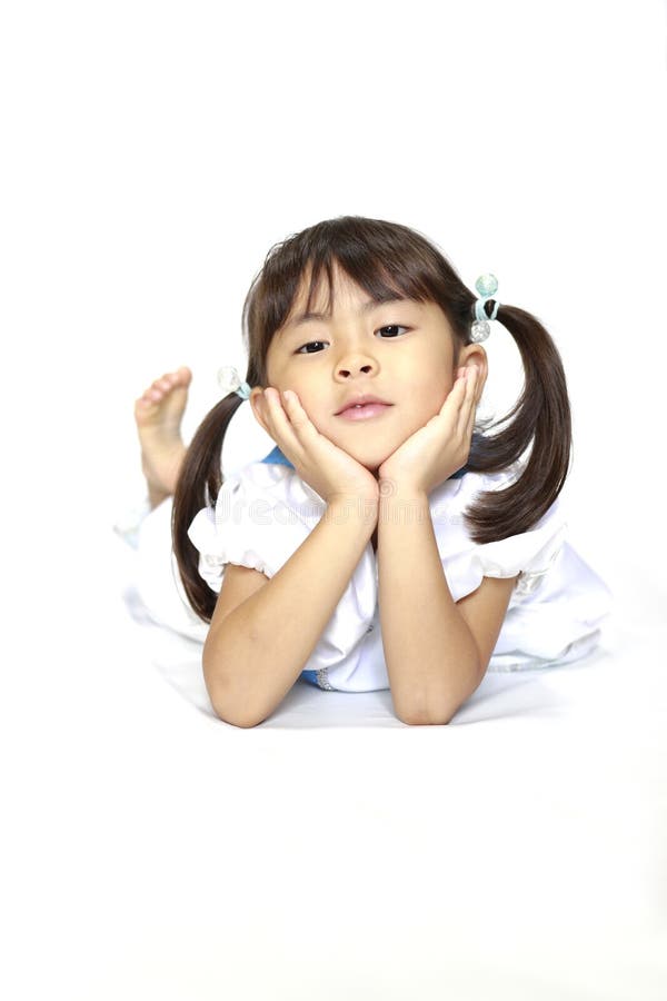 日本女孩穿裙子，把下巴靠在手上 库存照片