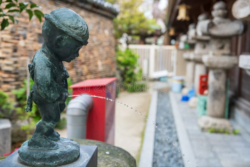 日本男孩在日本福冈草田神社公园撒尿的雕像库存图片. 图片包括有 日本男孩在日本福冈草田神社公园撒尿的雕像库存图片. 图片包括有