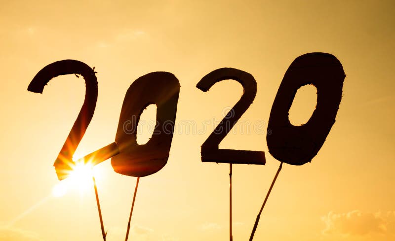 日落天空背景下,从回收纸板到2020年数字的剪影,阳光透过文字照耀 新概念 免版税库存照片 日落天空背景下,从回收纸板到2020年数字的剪影,阳光透过文字照耀 新概念 免版税库存照片